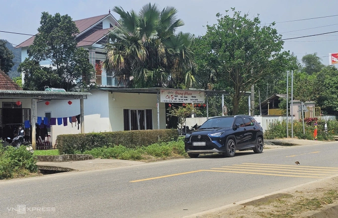 Ngôi nhà hai tầng của bố mẹ Đạo và quán cắt tóc khi mẹ vợ chạy thoát bị bắn tử vong Ảnh: Đắc Thành