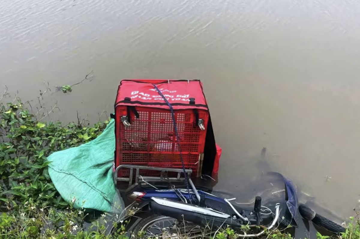 Thi thể nam shipper nằm dưới mương nước