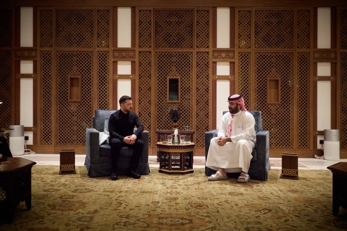 Tổng thống Ukraine Volodymyr Zelensky (trái) gặp Thái tử Arab Saudi Mohammed bin Salman tại Jeddah ngày 27/3. Ảnh: X/ZelenskyyUa