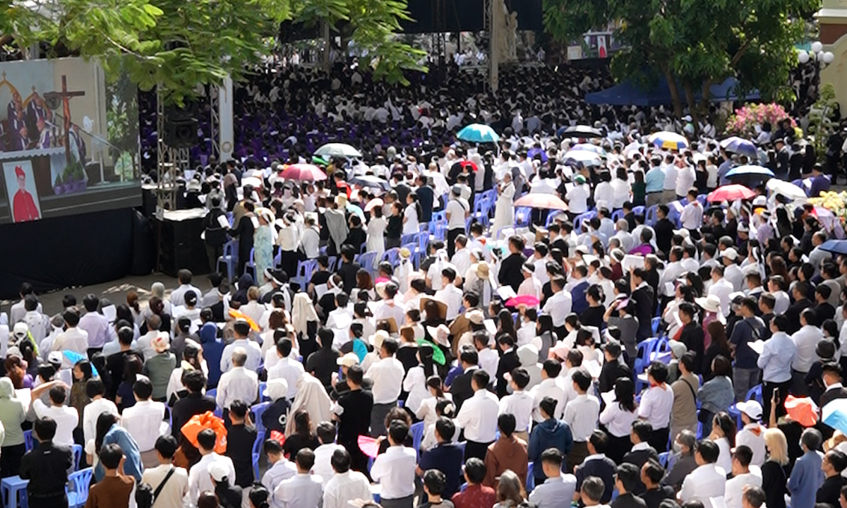 Dòng người tiễn biệt Đức Hồng y Phạm Minh Mẫn