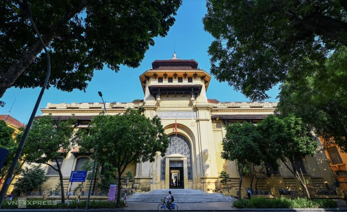 Tòa nhà ở số 19 Lê Thánh Tông, nơi Đại học Dược Hà Nội và một số đơn vị thuộc Đại học Quốc gia Hà Nội đang tổ chức hoạt động học thuật. Ảnh: Giang Huy