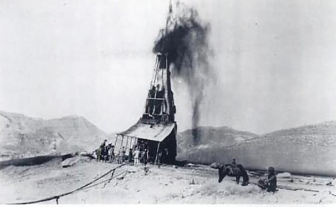 Giếng thăm dò dầu khí ở Masjid Suleiman năm 1908. Ảnh: British Petroleum