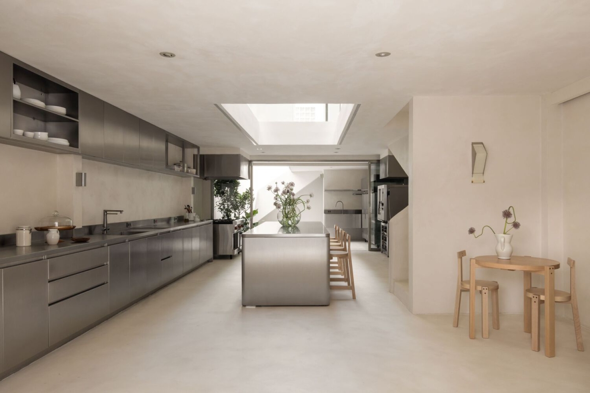 Nhà cũ 'lột xác' thành nơi làm việc nhiều ánh sáng của đầu bếp