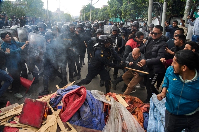 Người ủng hộ ông Oli đụng độ với cảnh sát sau khi ông bị bắt tại Kathmandu ngày 28/3. Ảnh: AP