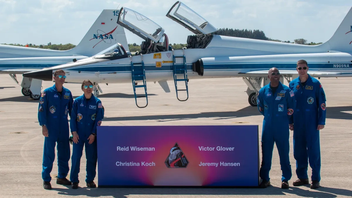 Phi hành đoàn Artemis 2 đến bãi phóng, sẵn sàng tới Mặt Trăng - Báo VnExpress