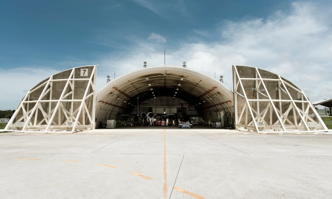 Tiêm kích F-15 Mỹ bên trong nhà chứa máy bay kiên cố ở căn cứ không quân Kadena, Nhật Bản hồi năm 2018. Ảnh: USAF