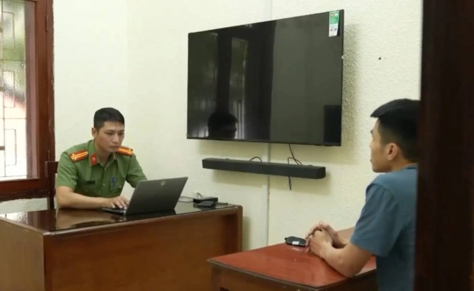 Một trong các nghi can (phải) khai về cách thức hoạt động của sàn ONUS. Ảnh: TVT