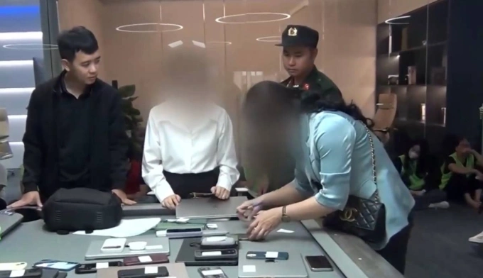 Cảnh sát khám xét trong trong các công ty thuộc hệ sinh thái của sàn tiền ảo ONUS. Ảnh: VTV