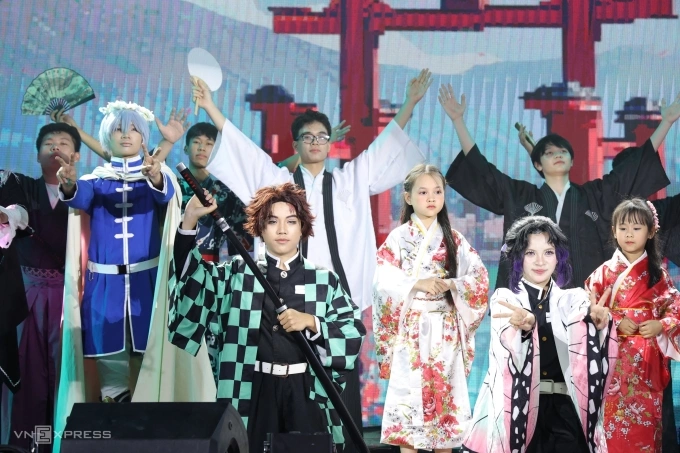 Học sinh lớp 10 chuyên Nhật cosplay các nhân vật trong hai bộ truyện tranh nổi tiếng Pháp sư tiễn táng và Thanh gươm diệt quỷ trong đêm nghệ thuật Sắc màu chuyên Ngoại ngữ, tối 27/3. Ảnh: Thanh Hằng