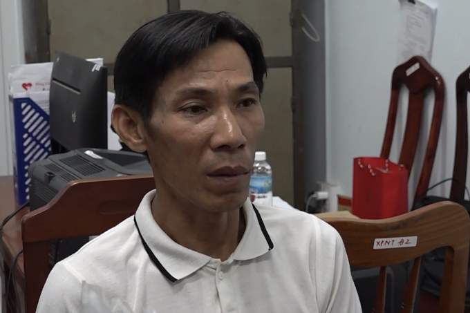 Trần Anh Tuấn cùng Thắng có hành vi chống đối công an khi đang hút cát trên sông Cái, đoạn qua xã Diên Lâm. Ảnh: Công an Khánh Hòa