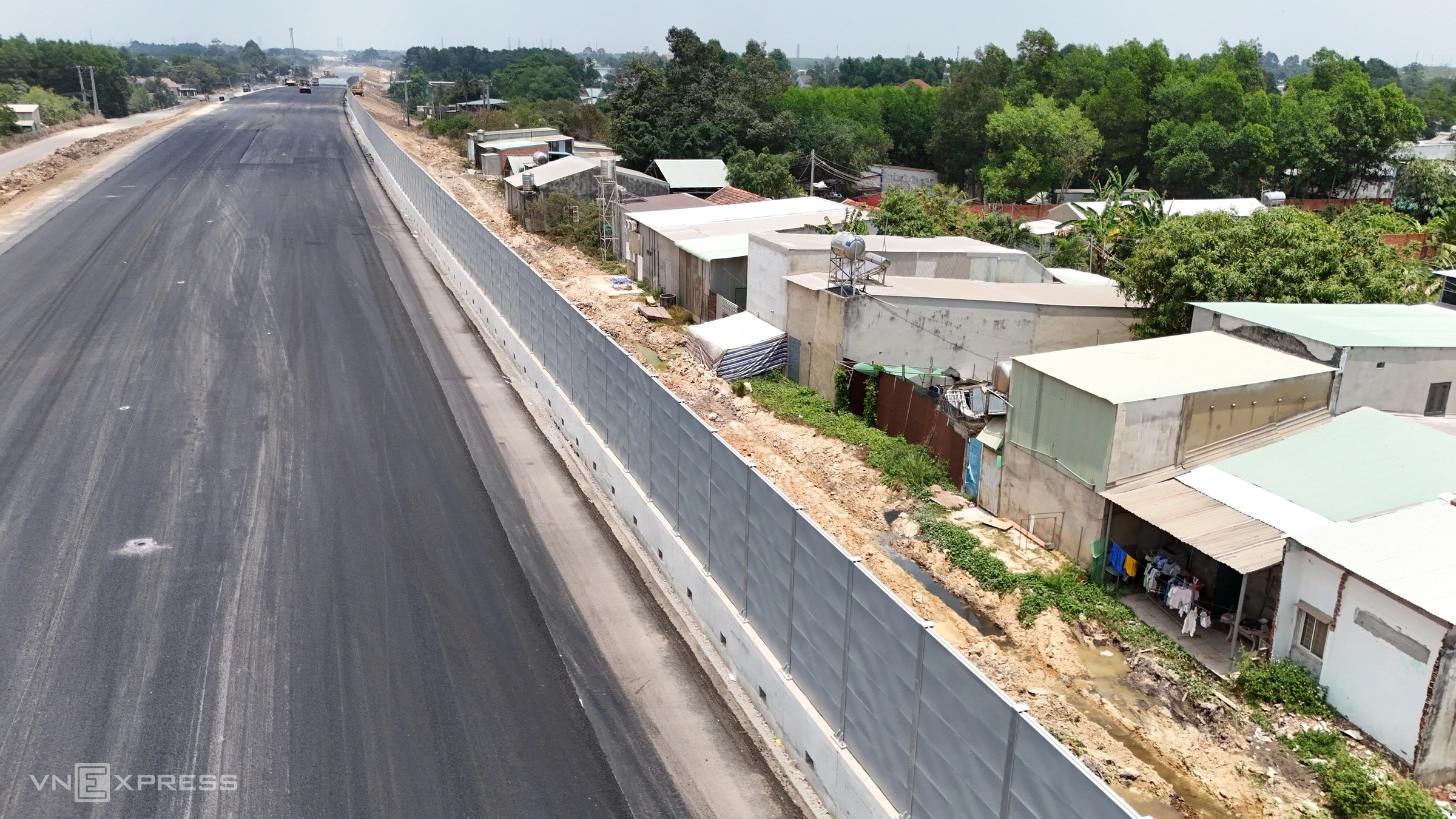 Những 'bức tường chắn ồn' trên cao tốc Biên Hòa