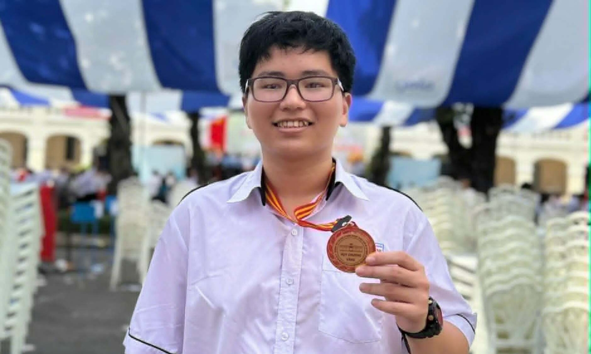 Nam sinh chuyên Toán đạt điểm SAT cao nhất thế giới, 8.0 IELTS