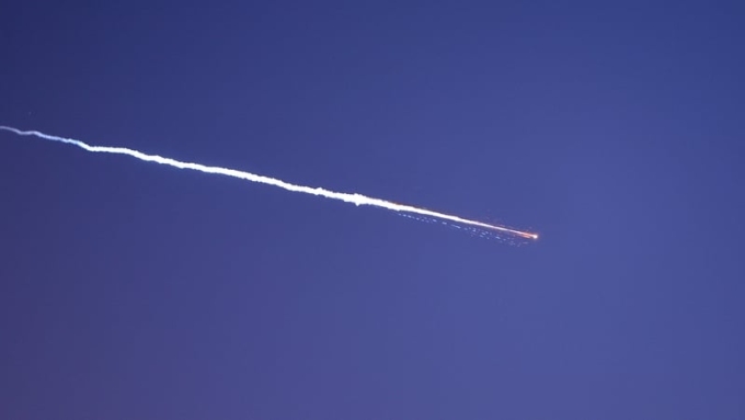 Tên lửa Iran rạch ngang bầu trời thành phố Netanya, Israel trong đợt tập kích quy mô lớn ngày 28/3. Ảnh: AFP