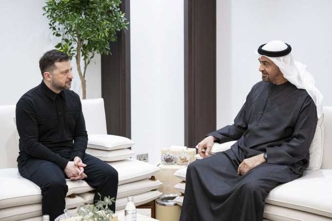 Tổng thống Ukraine Volodymyr Zelensky trò chuyện với Tổng thống UAE Mohammed bin Zayed Al Nahyan tại UAE trong hình ảnh do UAE công bố 0ngày 28/3. Ảnh: Reuters