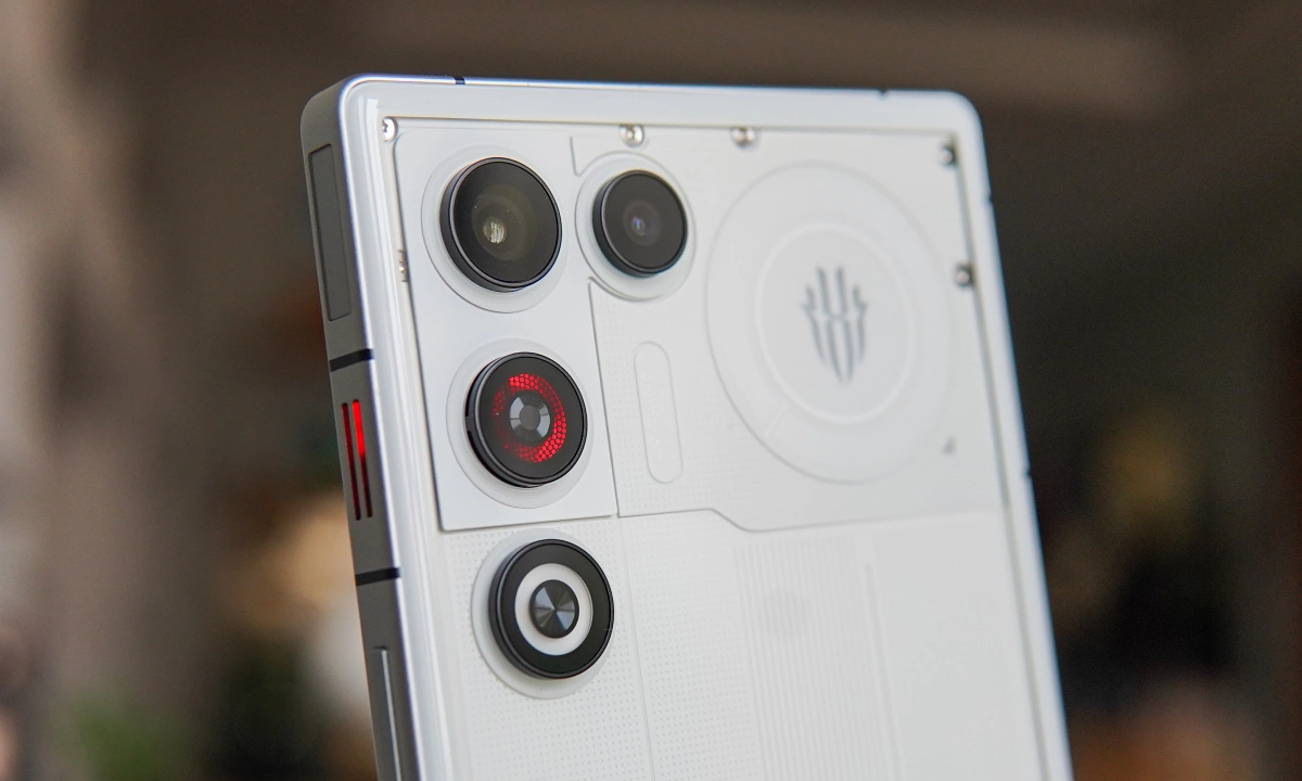 Smartphone tầm trung dùng quạt tản nhiệt