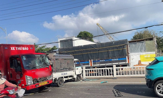 Các ôtô nằm chắn gần hết phần đường sau va chạm. Ảnh: Minh Bằng