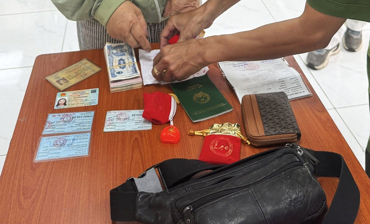 Tìm lại được túi xách có tài sản hơn 3 tỷ đồng quên trên taxi