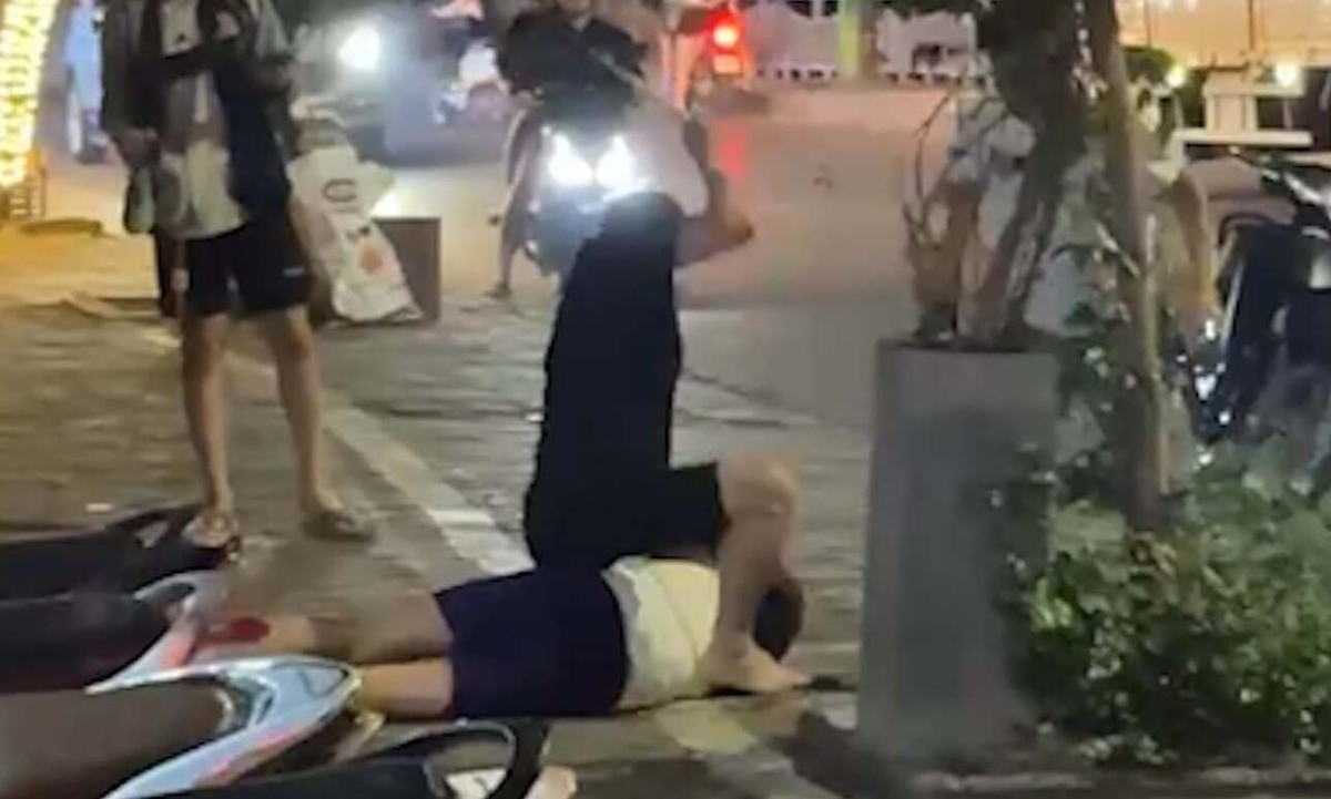 Nam sinh bị đánh liên tiếp vì mâu thuẫn giao thông trên phố Hà Nội