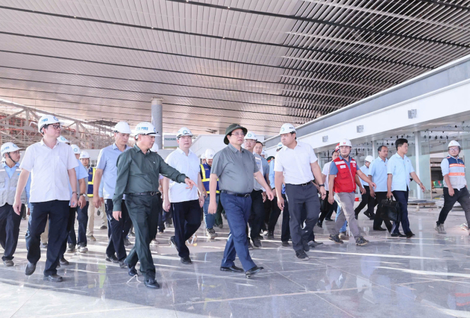 Thủ tướng Phạm Minh Chính thị sát khu vực Nhà ga hành khách chiều 29/3. Ảnh: Phước Tuấn