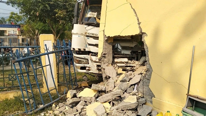 Hiện trường xe đầu kéo tông sập tường trường mầm non Hồng Vân, xã A Lưới 1. Ảnh: Vạn An
