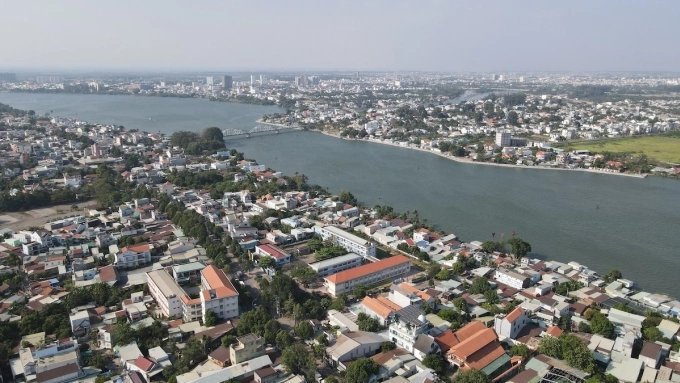 Một góc đô thị Biên Hòa bên sông Đồng Nai. Ảnh: Phước Tuấn