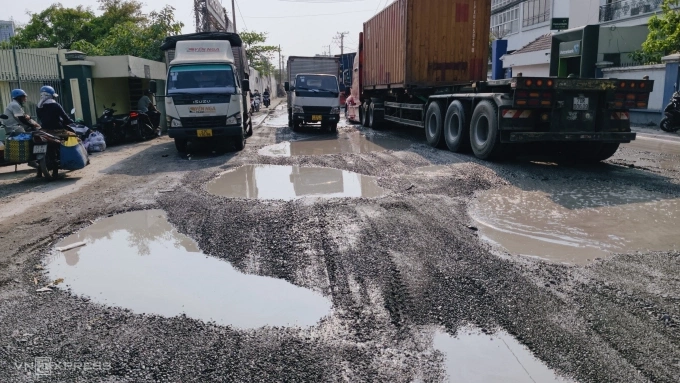 Hư hỏng, xuống cấp trên đường Bến Nghé. Ảnh: Đình Văn