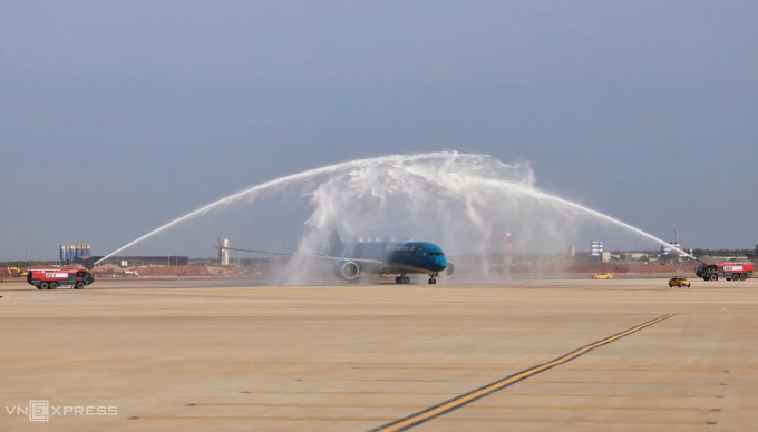 Máy bay Boeing 787-9 của Vietnam Airlines hạ cánh xuống Long Thành sáng 19/12. Ảnh: Phước Tuấn