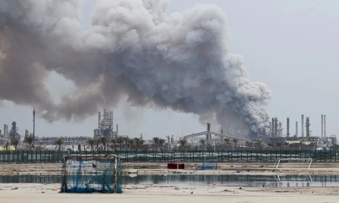 Khói bốc lên sau một cuộc tập kích của Iran vào Bahrain đầu tháng 3. Ảnh: Reuters