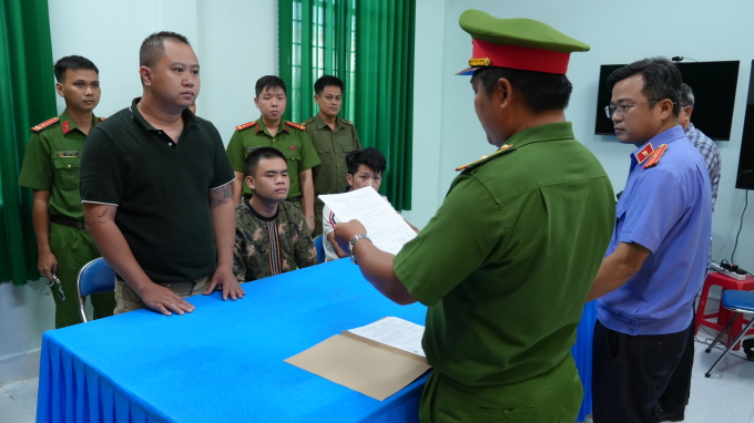 Ba bị cáo nghe cơ quan điều tra đọc lệnh khởi tố, bắt giam. Ảnh: Trọng Tín