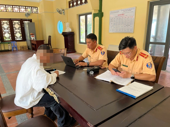 Nam tiktoker làm việc với cơ quan chức năng, sáng 29/3. Ảnh: Minh Khuê