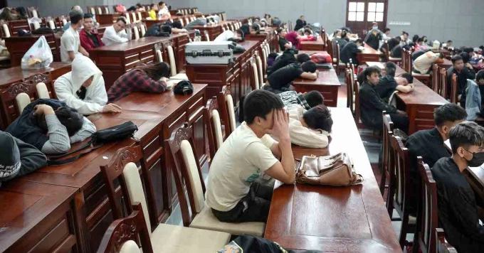 Nhóm người lao động được sàng lọc tại cửa khẩu Hoa Lư. Ảnh: Thái Hà