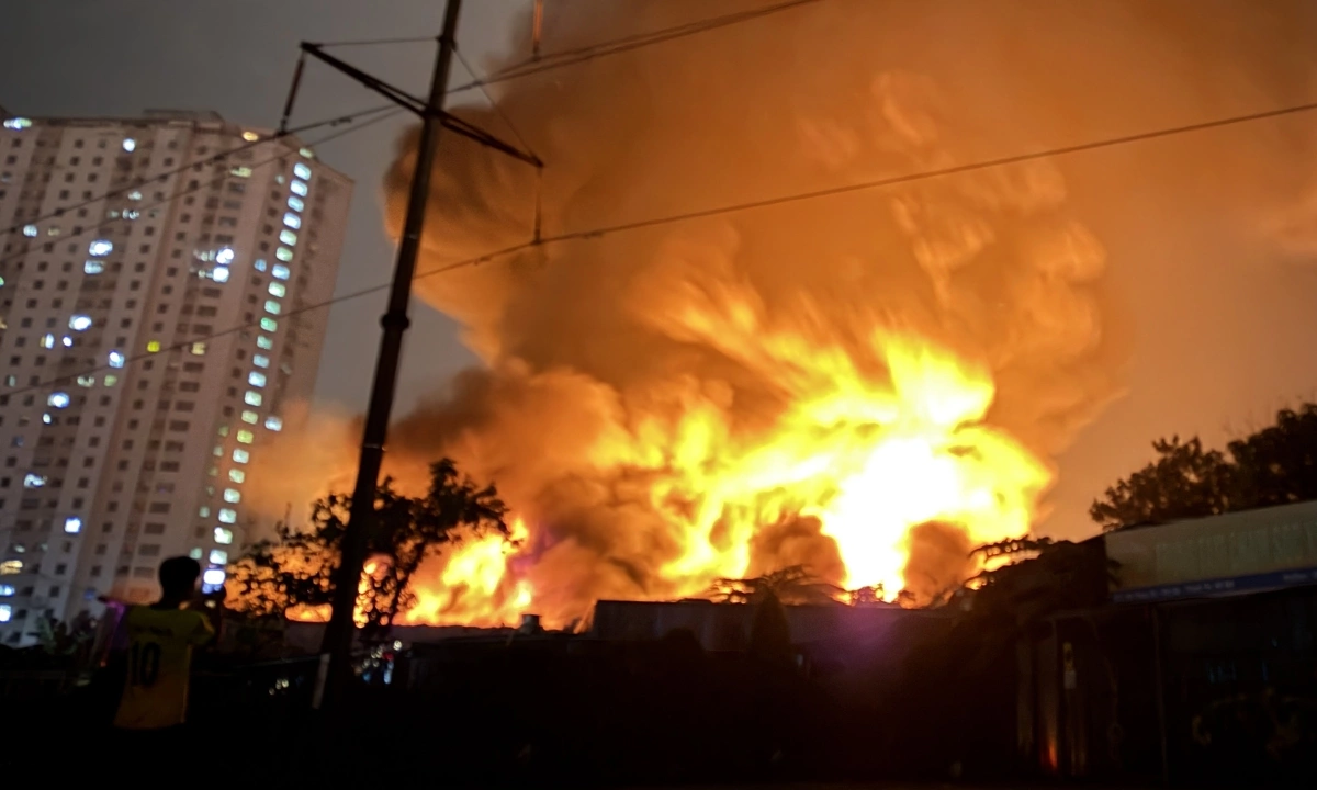 Xưởng gỗ ở Hà Nội cháy ngùn ngụt trong đêm