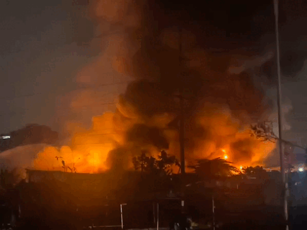 Kho xưởng gần bệnh viện K Tân Triều cháy ngùn ngụt