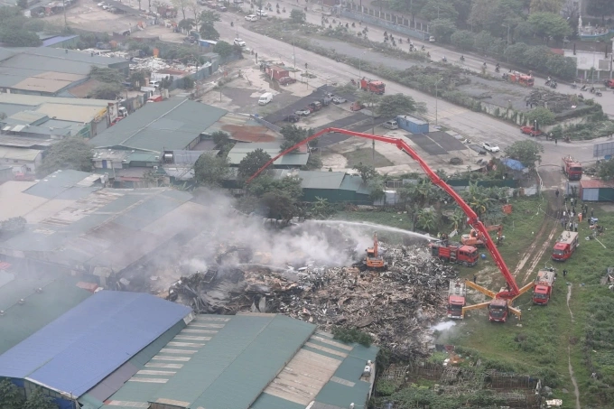 Hiện trường vụ cháy xưởng, sáng 30/3.