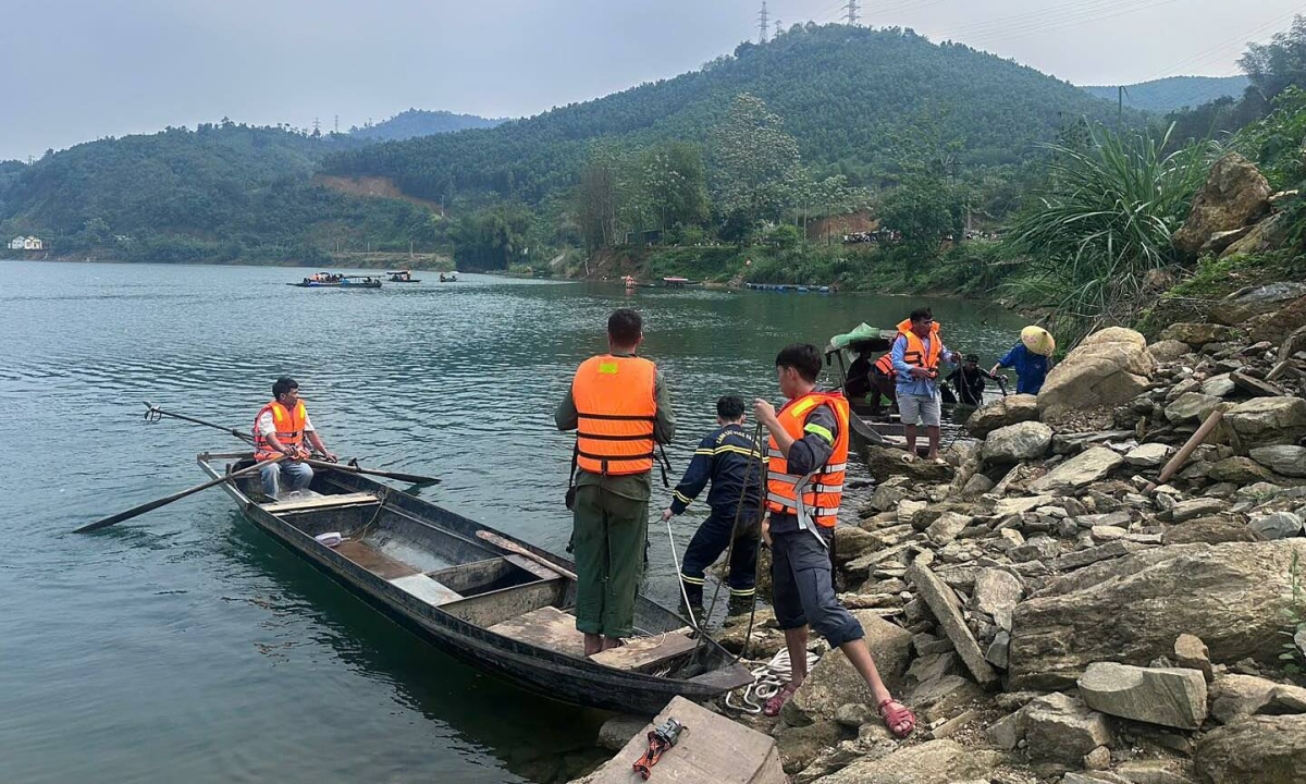 Lật thuyền đánh cá, hai vợ chồng mất tích trong đêm