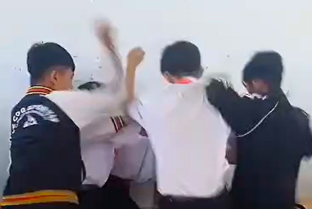 Nam sinh lớp 8 bị bạn quây đánh hội đồng trong lớp