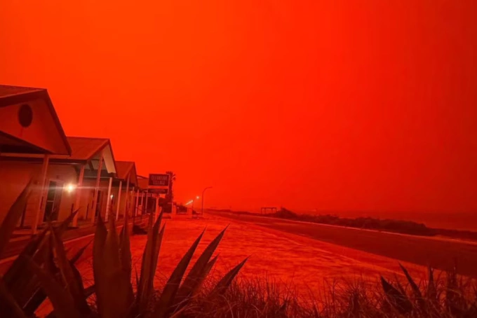 Bầu trời chuyển màu đỏ ở Denham, Tây Australia, ngày 27/3. Ảnh: Guardian