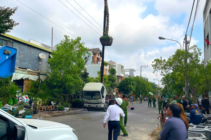 Hiện trường vụ tai nạn điện giật xảy ra tại phường Hàm Thắng. Ảnh: Tư Huynh