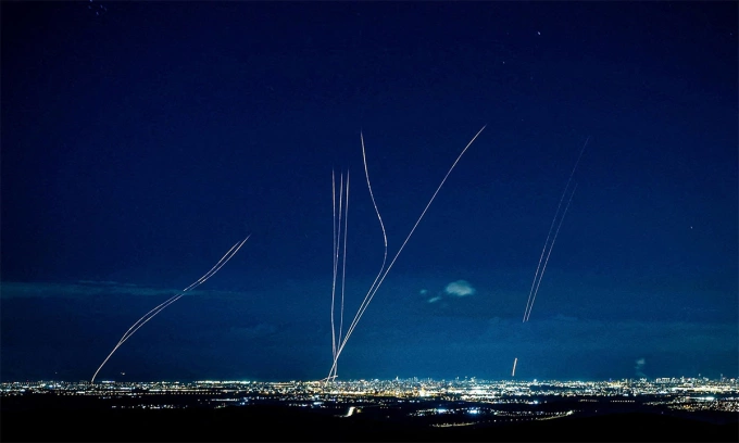 Đạn đánh chặn của Israel hướng về tên lửa đạn đạo của Iran ngày 28/2. Ảnh: Reuters