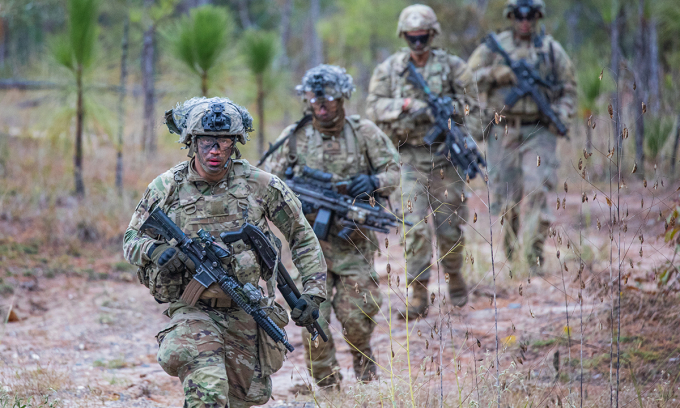 Binh sĩ thuộc sư đoàn dù số 82 Mỹ diễn tập bắn đạn thật tại căn cứ Fort Polk, bang Louisiana tháng 11/2022. Ảnh: US Army