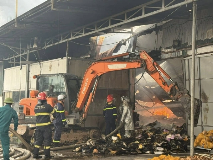 Nhà xưởng rộng 700 m2 bị hư hại. Ảnh: Xuân Anh