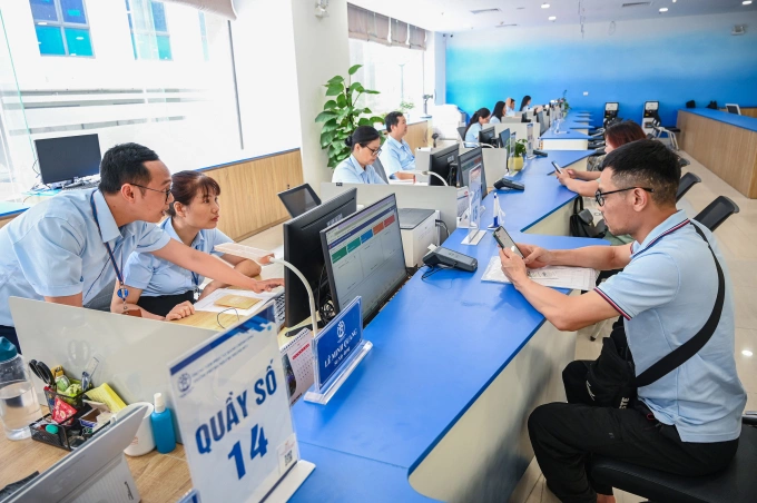 Người dân đến làm thủ tục hành chính tại Trung tâm phục vụ hành chính công TP Hà Nội. Ảnh: Giang Huy