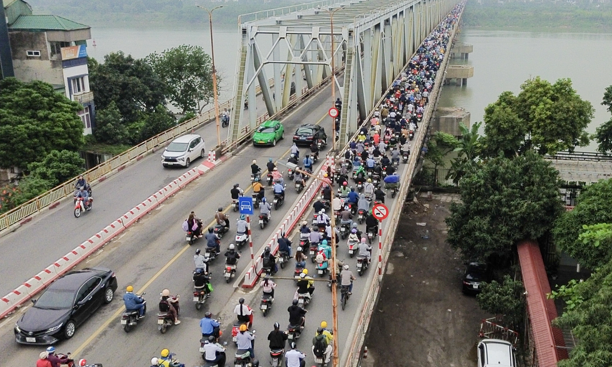 Giao thông ùn tắc khi cầu Long Biên cấm đường sửa chữa