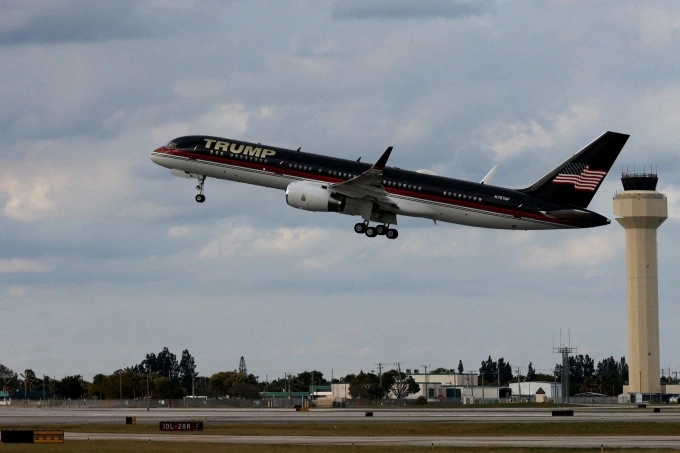 Máy bay cá nhân Trump Force One của ông Trump khởi hành từ sân bay quốc tế Palm Beach, thành phố West Palm Beach, bang Florida tháng 1/2025. Ảnh: Reuters