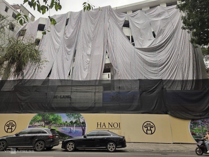 Khách sạn Điện lực phía đường Lý Thái Tổ được quây rào, phủ bạt, phục vụ việc phá dỡ từ phía trong ra. Ảnh: Võ Hải