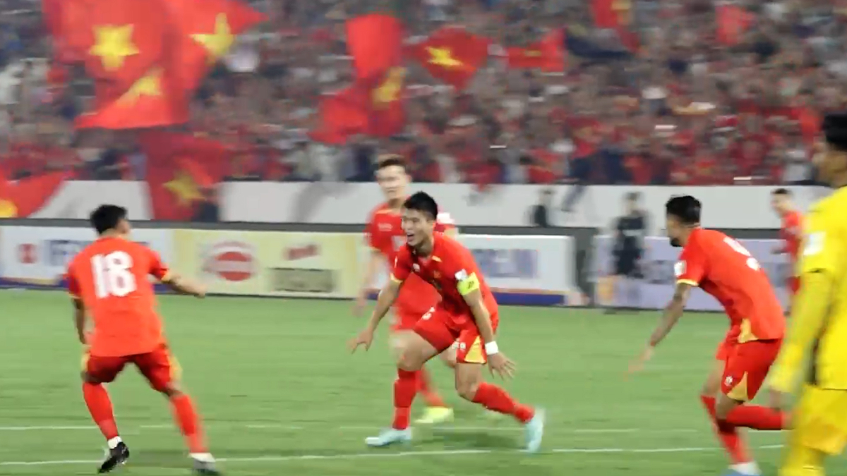 Tình huống trung vệ Duy Mạnh đánh đầu tung lưới Malaysia