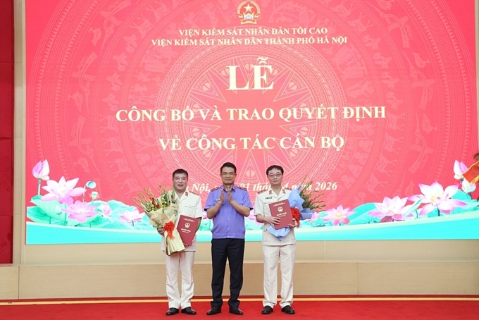 Viện trưởng VKSND Tối cao tặng hoa chúc mừng ông Nguyễn Hoài Nam (phải) và ông Đỗ Dương Toàn. Ảnh: Phạm Nguyên