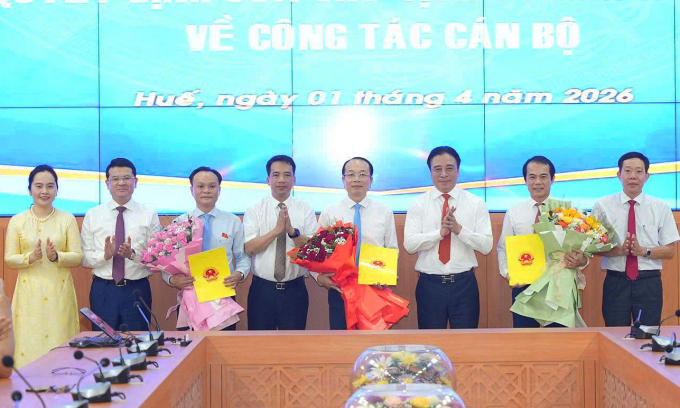 Lãnh đạo TP Huế tặng hoa chúc mừng các cán bộ được bổ nhiệm. Ảnh: Vạn An