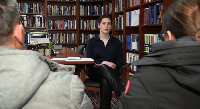 Người đàn ông gốc Việt (trái) và vợ trả lời truyền thông Alaska. Ảnh: AK News Source