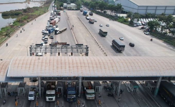 Dòng xe ùn tắc do tạm ngưng thu phí để xử lý hiện trường. Ảnh: Đình Văn